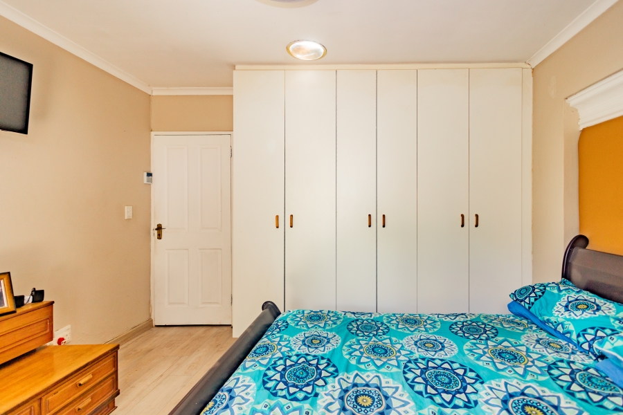 6 Bedroom Property for Sale in Uitzicht Western Cape